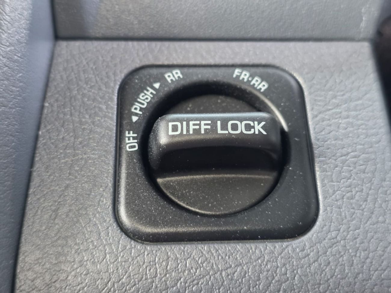 تويوتا لاند كروزر بيك آب RIGHT HAND VEHICLE ONLY FOR EXPORT 4.5L MODEL 2018 SHAPE 2024