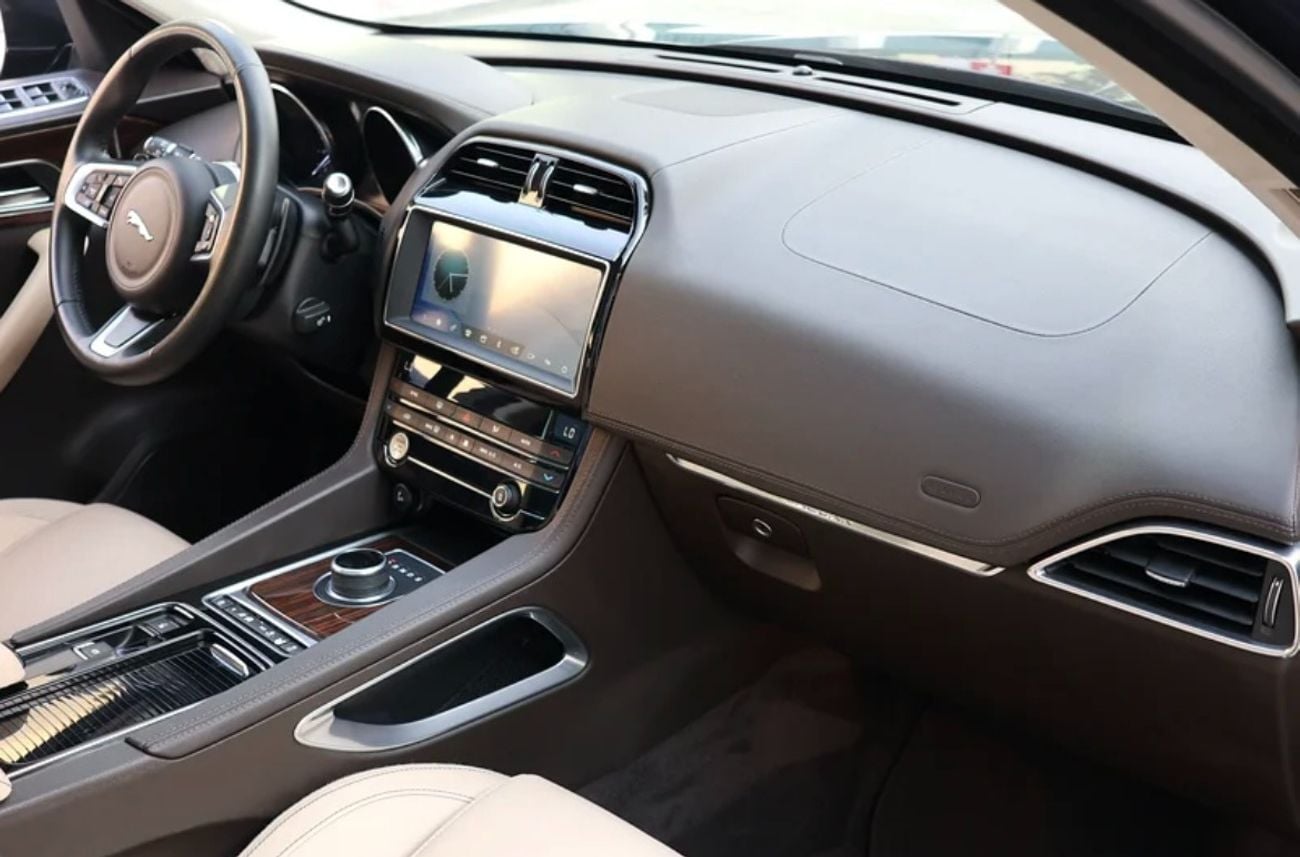Jaguar F-PACE 25T