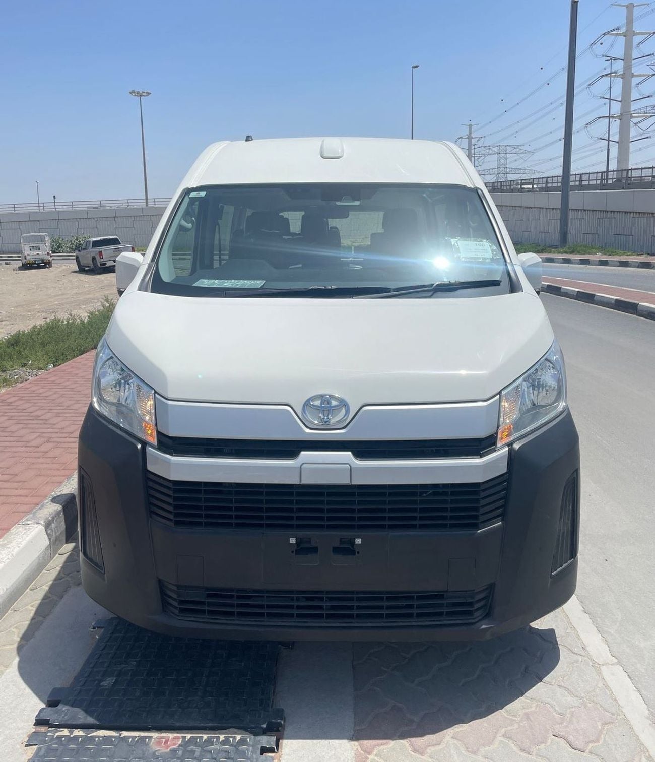 Toyota Hiace DLS HIGH ROOF TOYOTA HIACE COMMUTER ,DIESEL ENGINE 2800 CC ,10 SEATER ,RIGHT HAND DRIVE
