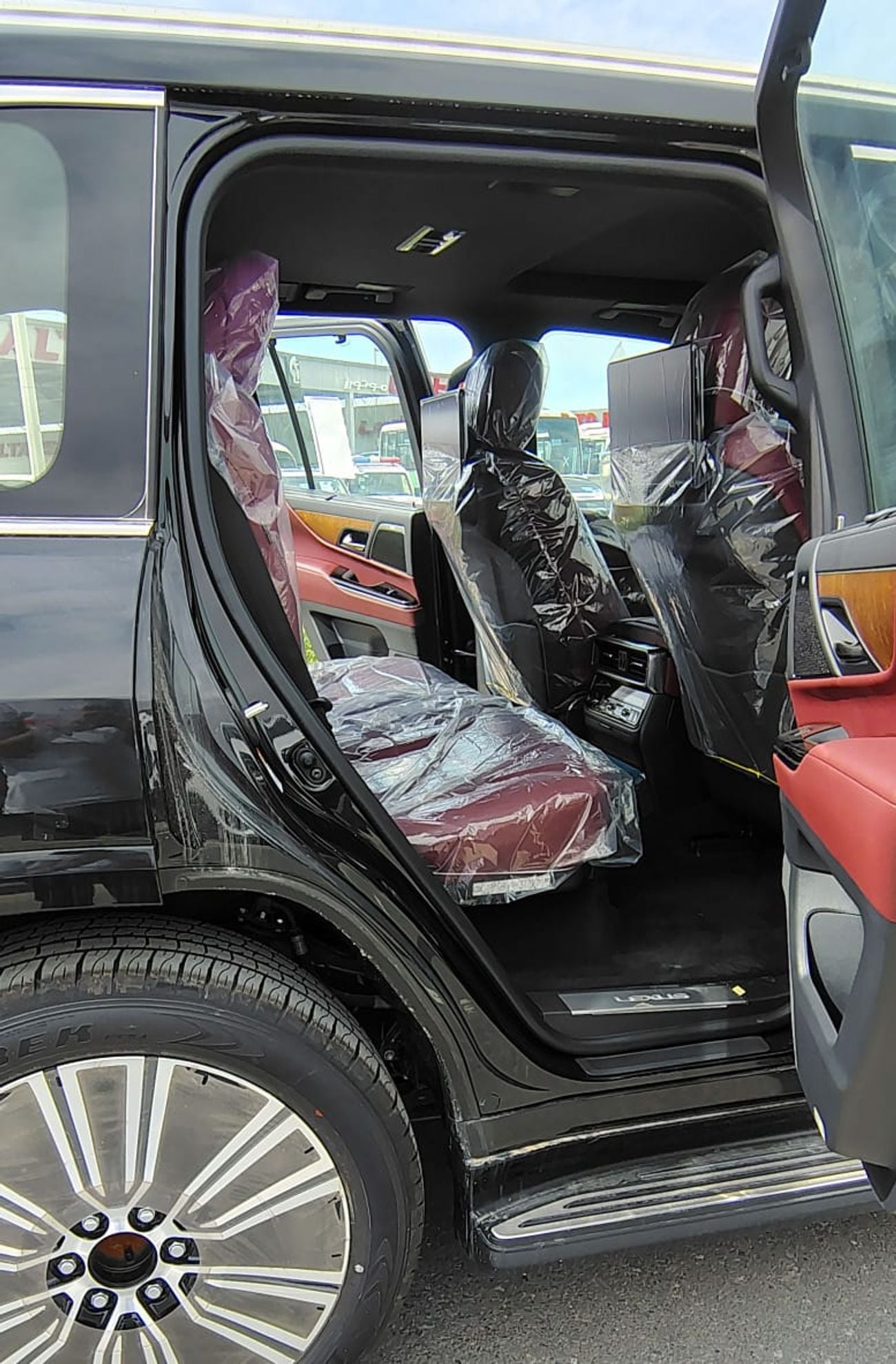 لكزس LX 700h Signature