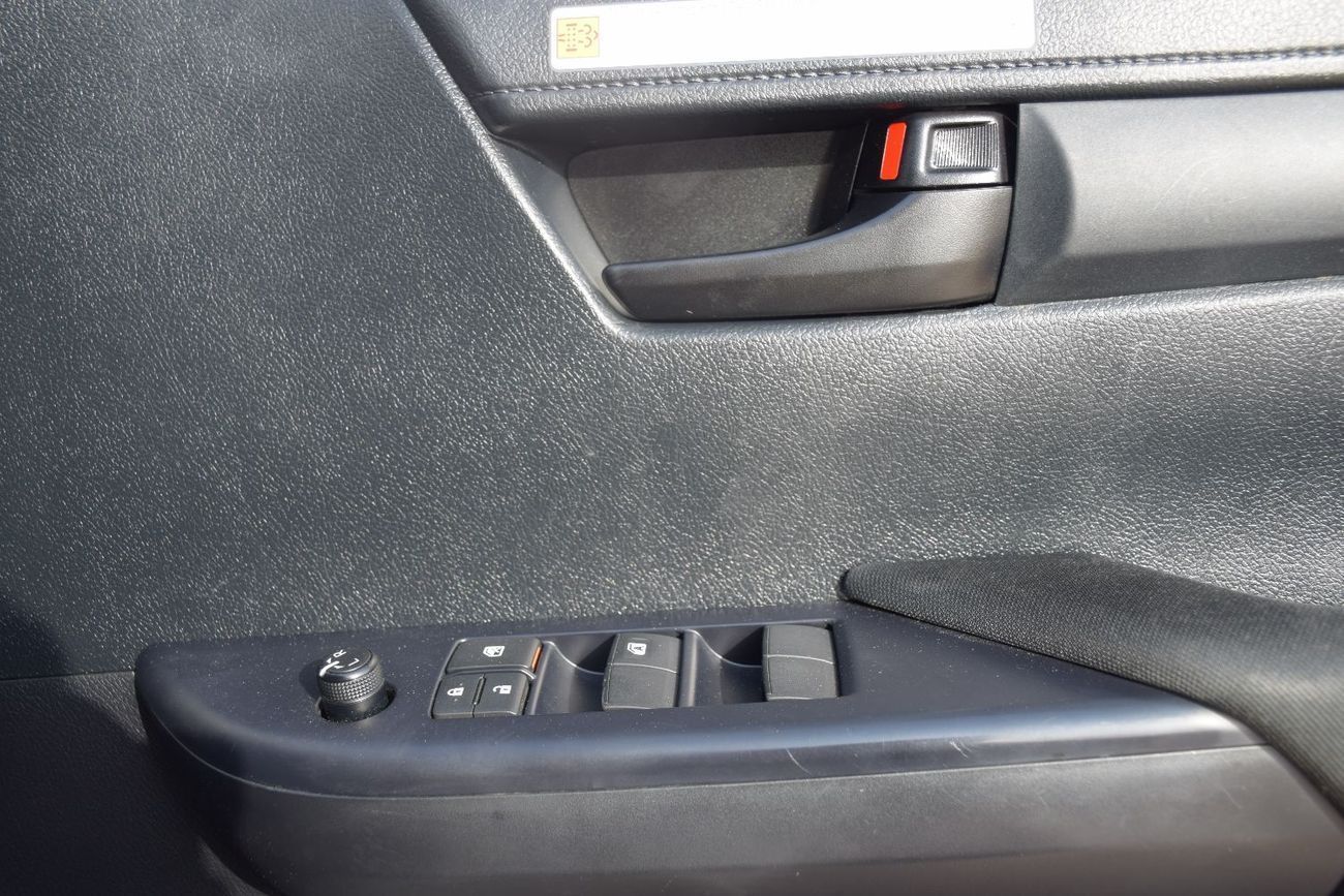 تويوتا هيلوكس 4x4 Diesel 2.8L A/T (right Hand)