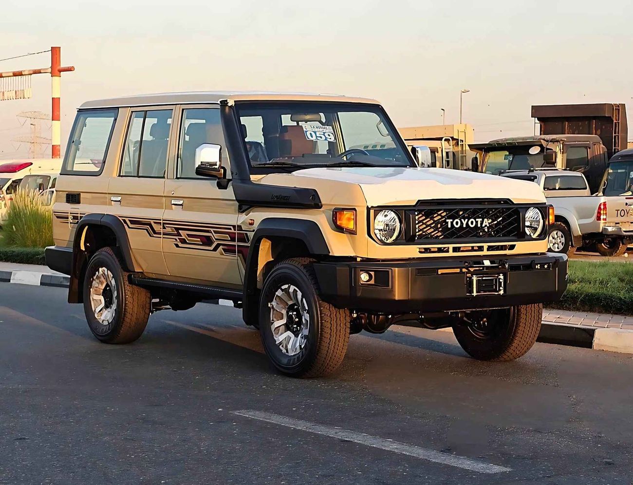 Toyota Land Cruiser 70 4.0L PETROL / AT / DIFF LOCK/ WINCH SNORKEL / FULL OPTION (CODE # 68081)