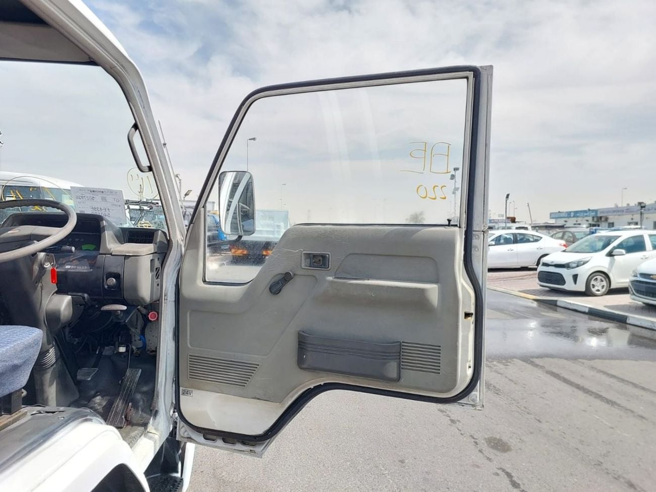 Mitsubishi Fuso Canter (RAMADAN OFFER) MITSUBISHI CANTER TRUCK RHD 1990 MODEL 3.9 L DIESEL MANUAL(PM40199)