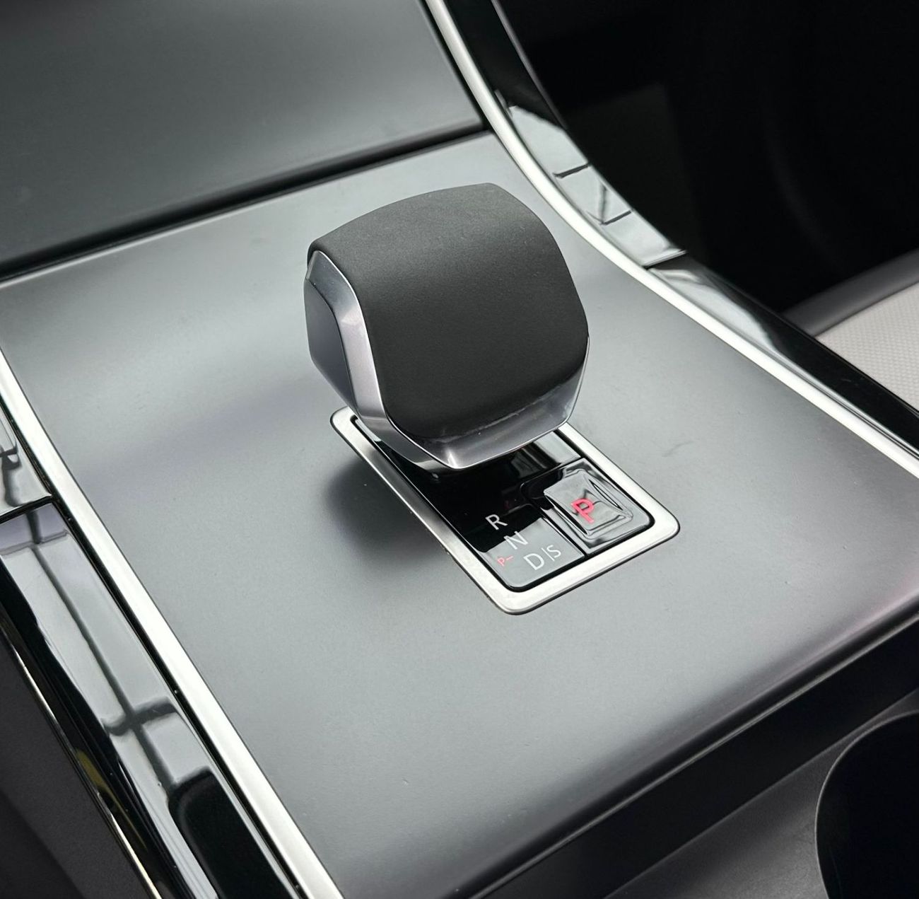 لاند روفر رينج روفر فيلار 2024 Range Rover Velar SE Dynamic P250, Oct/2029 Range Rover Warranty, Range Rover Full Service Hist