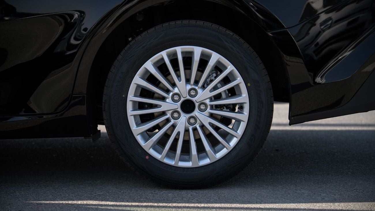 تويوتا كامري LE 2.5L - Black Inside Black