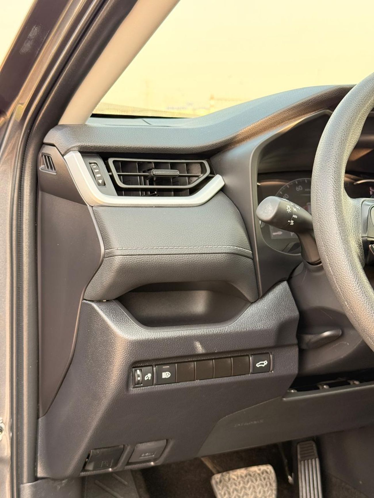 تويوتا راف ٤ XLE 2.5 L | Sunroof, push start 2024 model