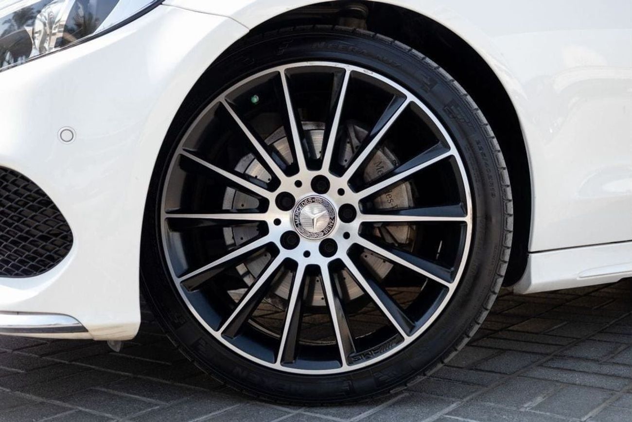 Mercedes-Benz C 200 Mercedes-Benz C200 AMG Pack 2017 GCC under Warranty with Flexible Down-Payment.