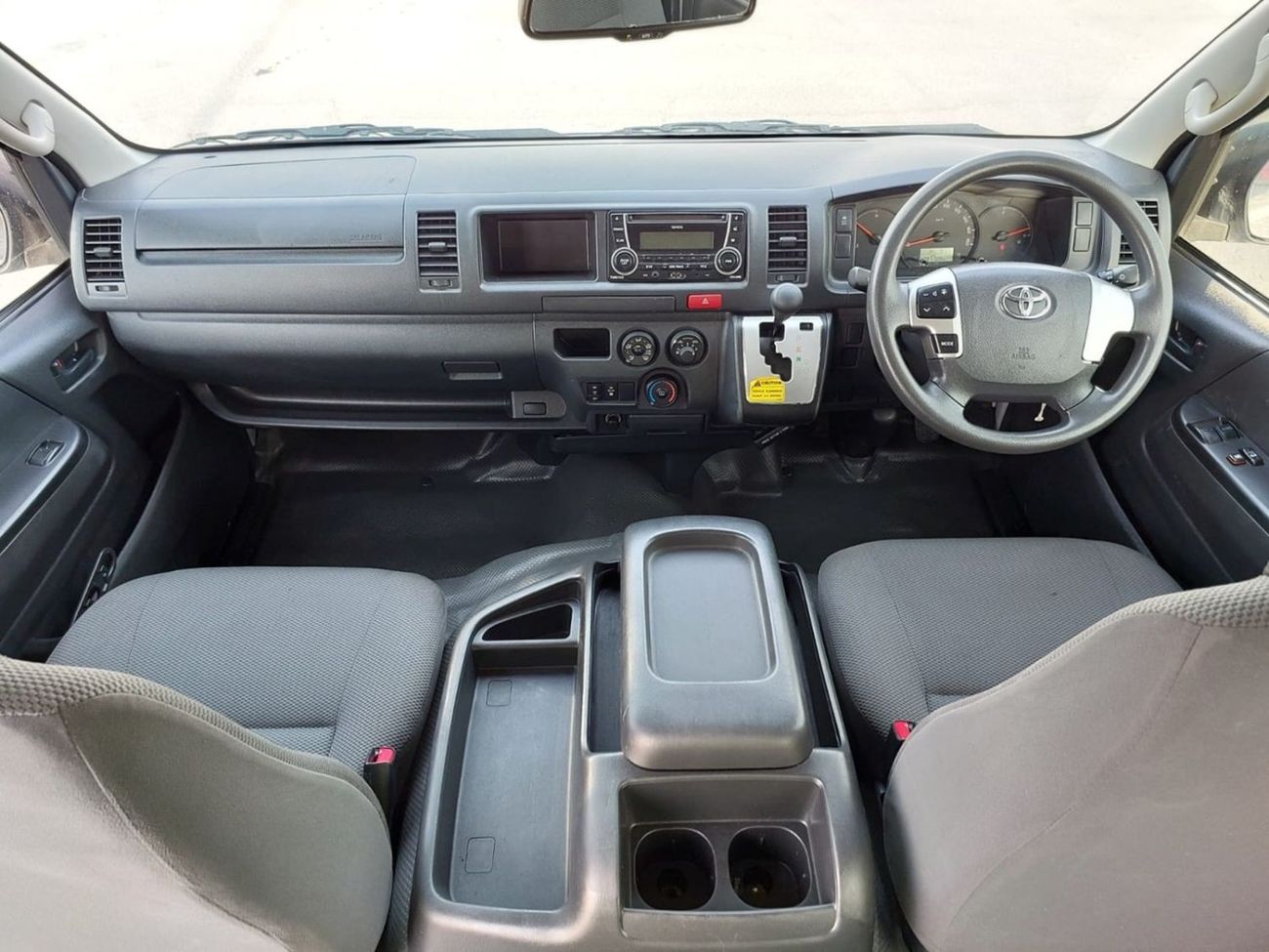 تويوتا هاياس TOYOTA HIACE COMMUTER VAN RIGHT HAND DRIVE(PM64467)