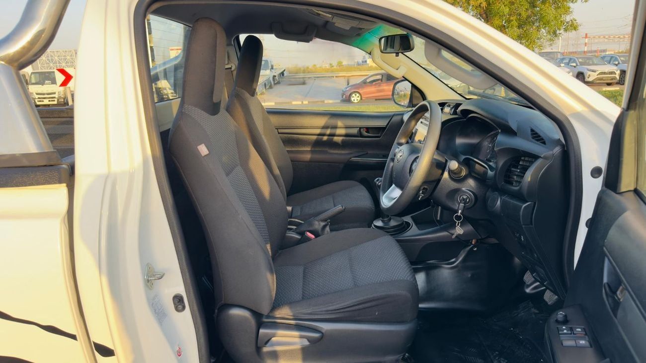 Toyota Hilux HEAVY-DUTY BULL BAR | 2.4L DIESEL ENGINE | MANUAL TRANSMISSION | 4WD