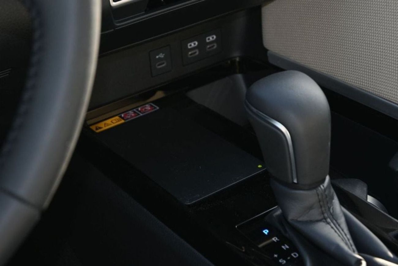 Toyota Camry Toyota Camry LE 2.5L Hybrid, Model 2025 Color White (Export Price)