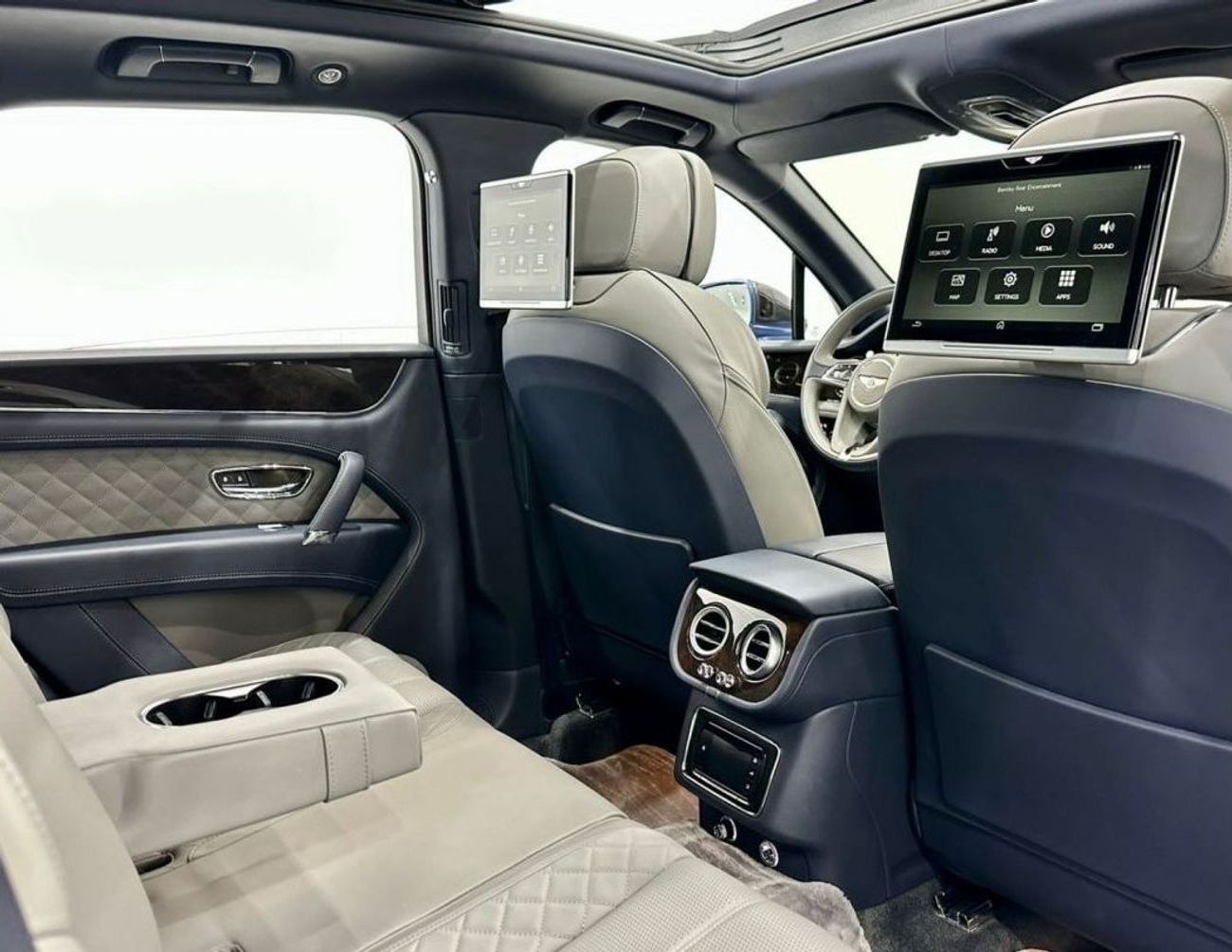 Bentley Bentayga 2017 Bentley Bentayga W12, Carbon Pack, Service History, Warranty, GCC