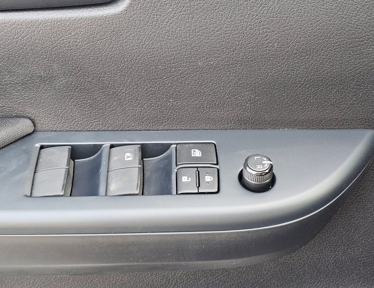 Toyota Hilux NARROW BODY DOUBLE CABIN NARROW BODY BASIC || DOUBLE CABIN / 2.7L PETROL V4 A/T / BED LINER | WINDOW VISOR | REAL CHROME BUMP