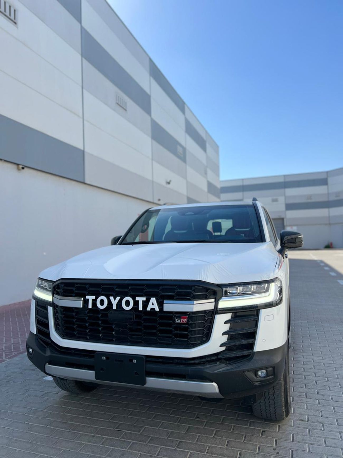 Toyota Land Cruiser LC 300 3.3L DIESEL GR SPORT FULL OPTION VIP MBS AUTOBIOGRAPHY SEAT AND ROOF STAR LIGHT