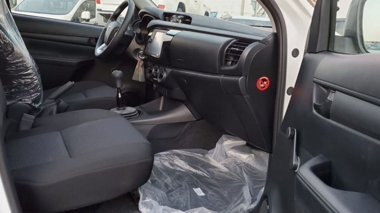 Toyota Hilux double cabin 2.4 Diesel ,,,4X4,,, white color Black interior 2024 Basic option ( for local registrat