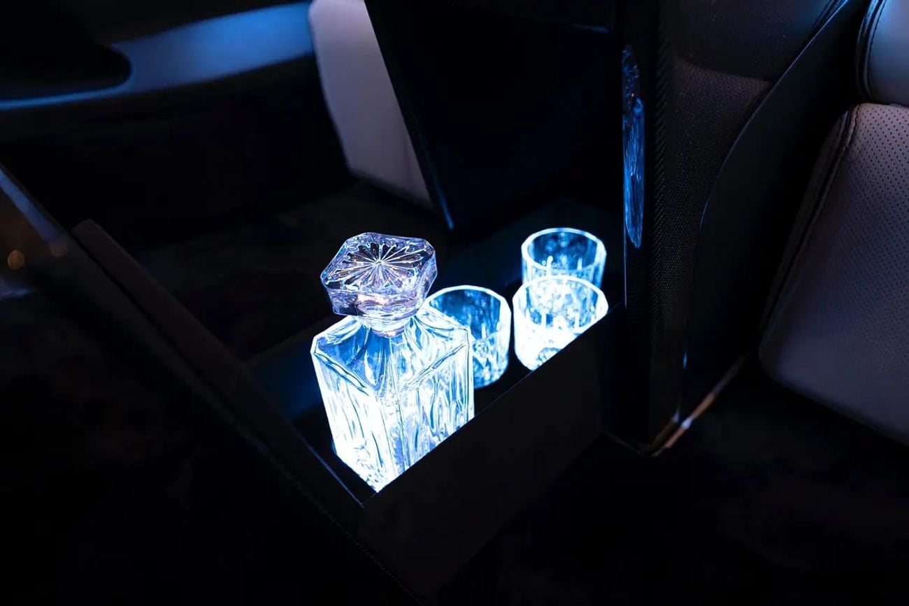 مرسيدس بنز V 300 ARRIVAL MODEL VIP MERCEDES GCC V300 with ADDITIONAL REAR AC - 2 Years Warranty by VLINE