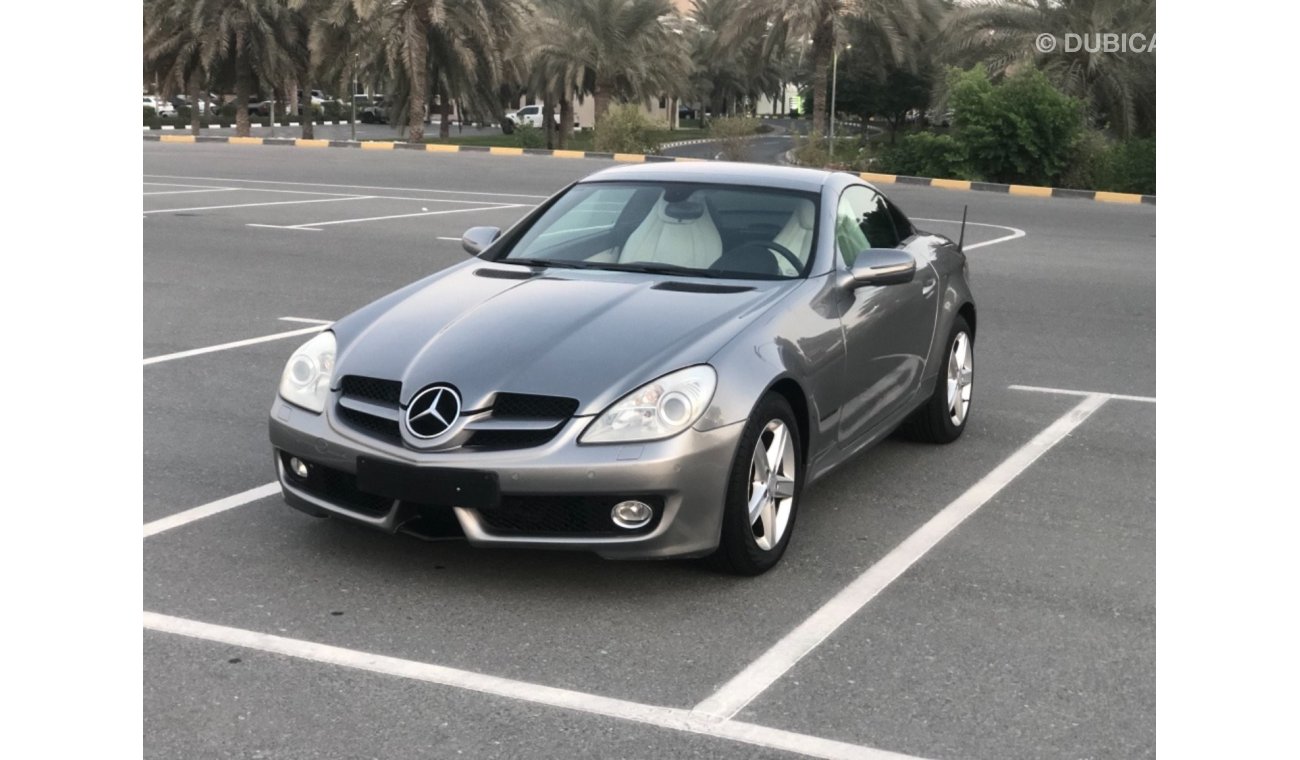 Mercedes-Benz SLK 200 Model 2009 GCC car prefect condition inside and outside full option