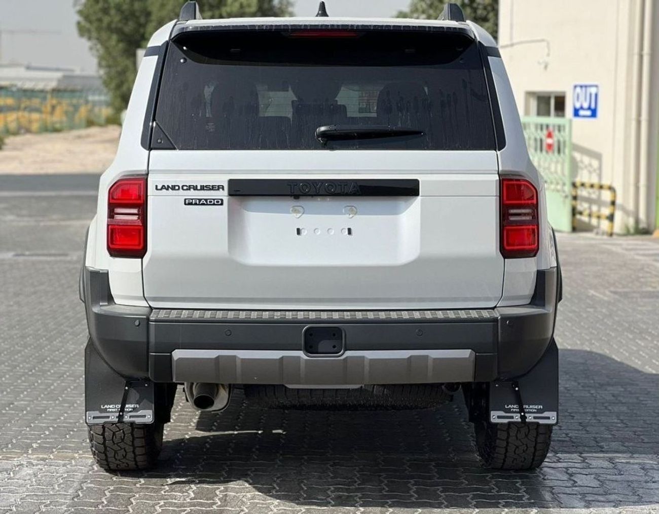 تويوتا برادو 2.4L PETROL FULL OPTION 2024