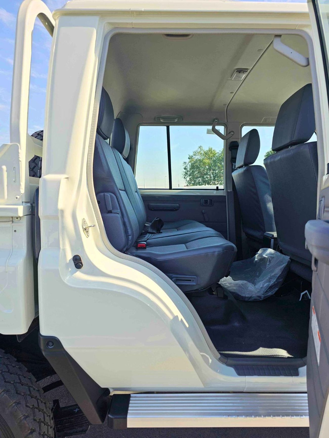 Toyota Land Cruiser Pick Up LC79 / DOUBLE CABIN / 4.2L V6 DIESEL M/T / LEATHER SEATS / SNORKEL / MID OPTION / 4WD (CODE # 69033)