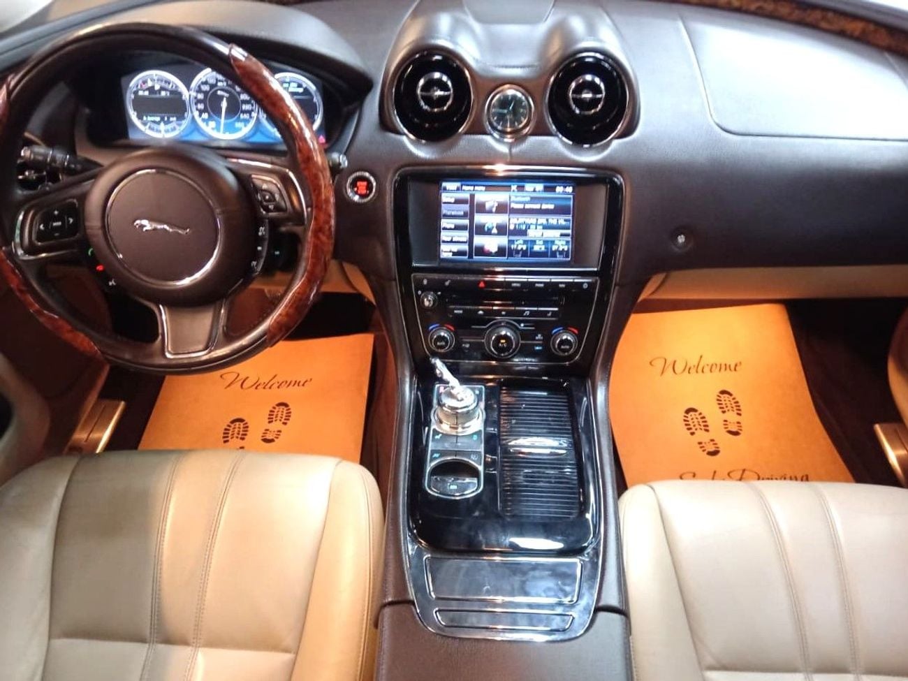 جاكوار XJ LUXURY LWB (LWB) - GCC Specs - Pristine Condition
