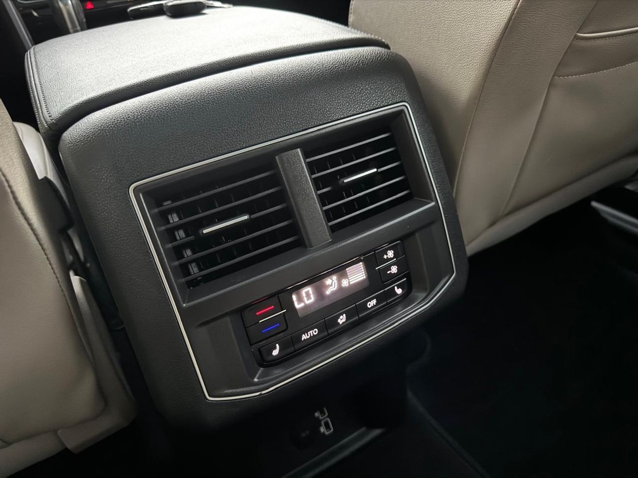 Volkswagen Teramont R-Line 3.6L VOLKSWAGEN TERAMONT 2019 GCC R LINE V6 FULL OPTIONS 7 SEATER WITH ONE YEAR DEALER WARRAN