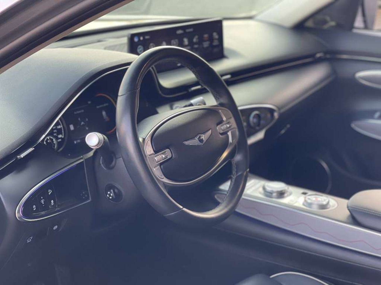 جينيسس GV70 / دفع رباعي / فتحة سقف بانورامية / كاميرا 360 درجة / مسافة منخفضة / بحالة ممتازة