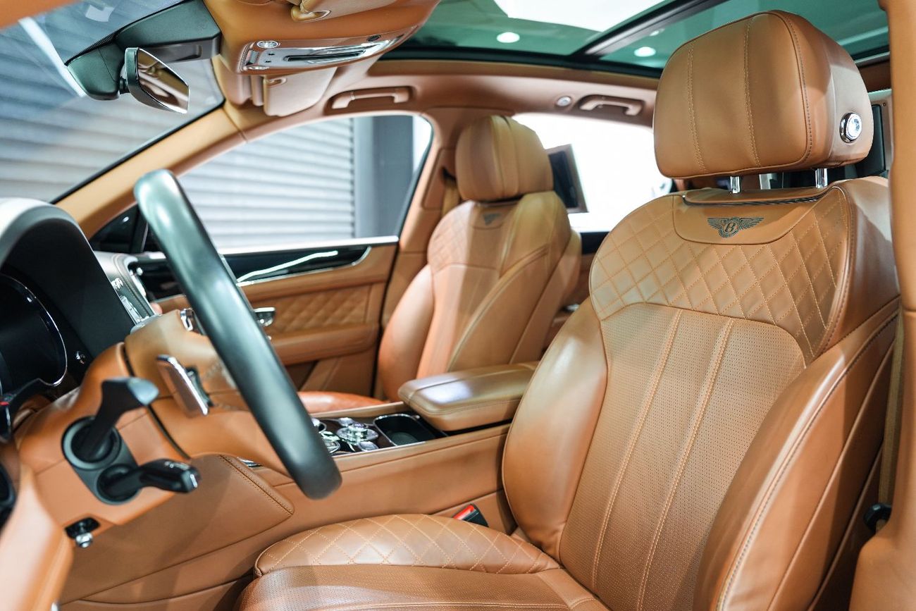 Bentley Bentayga 2018 Bentley Bentayga W12, Carbon Fiber Exterior, Rear-Seat Entertainment/Picnic Tables, GCC Specs!!