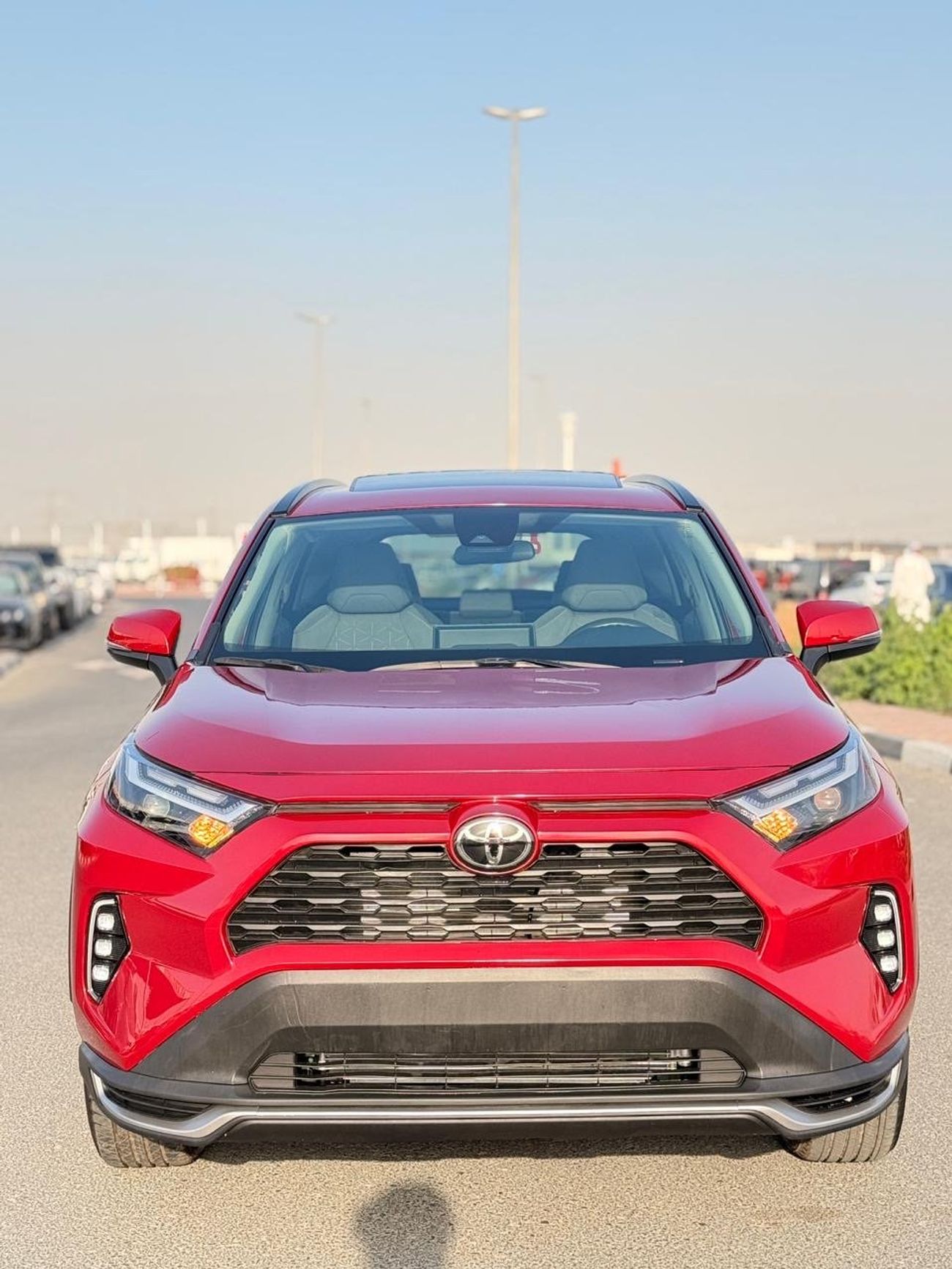 تويوتا راف ٤ XLE 2.5 L | sunroof, push start low mileage full option