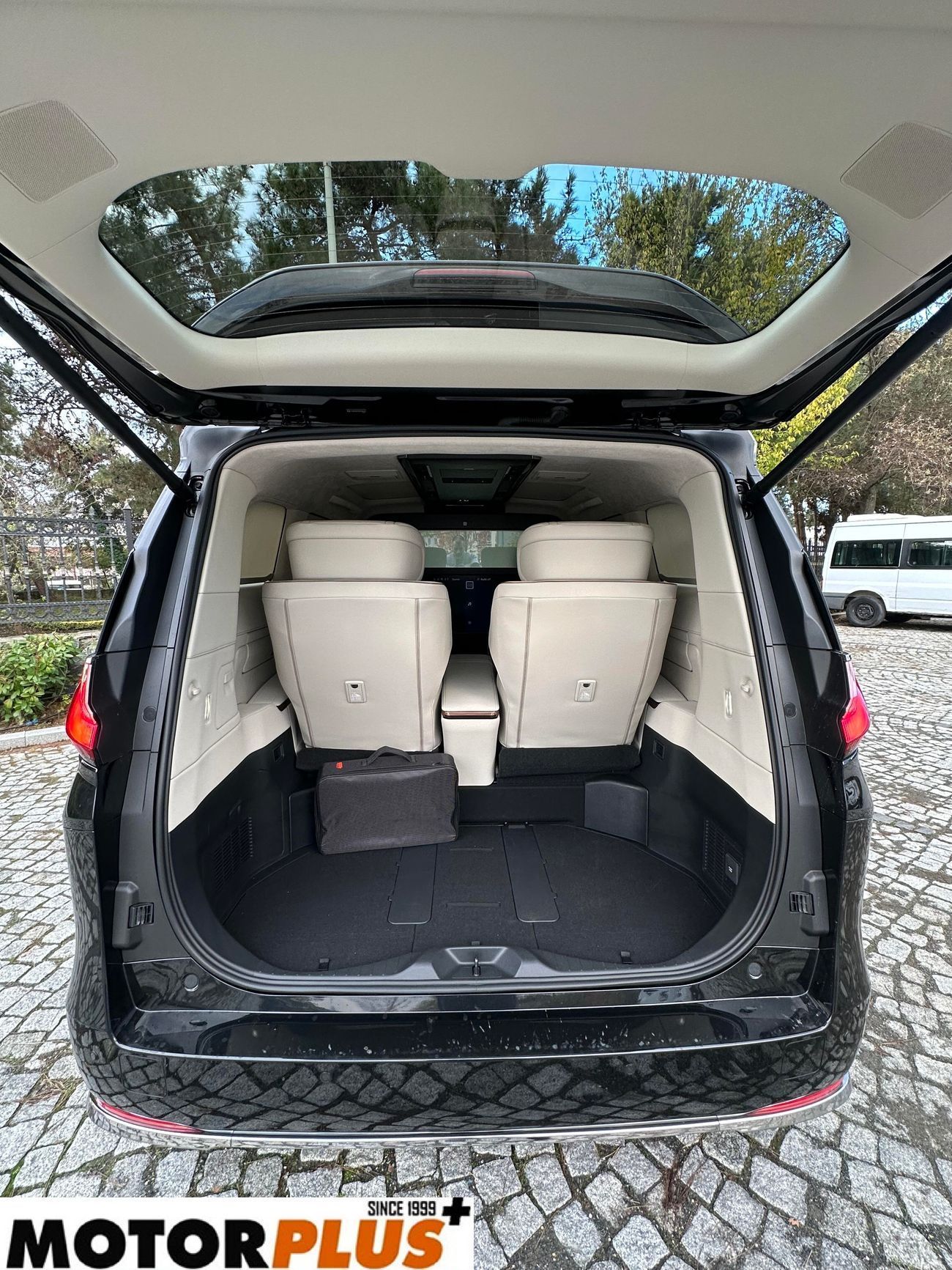 لكزس LM 350h Hybrid 4 Seater 2024