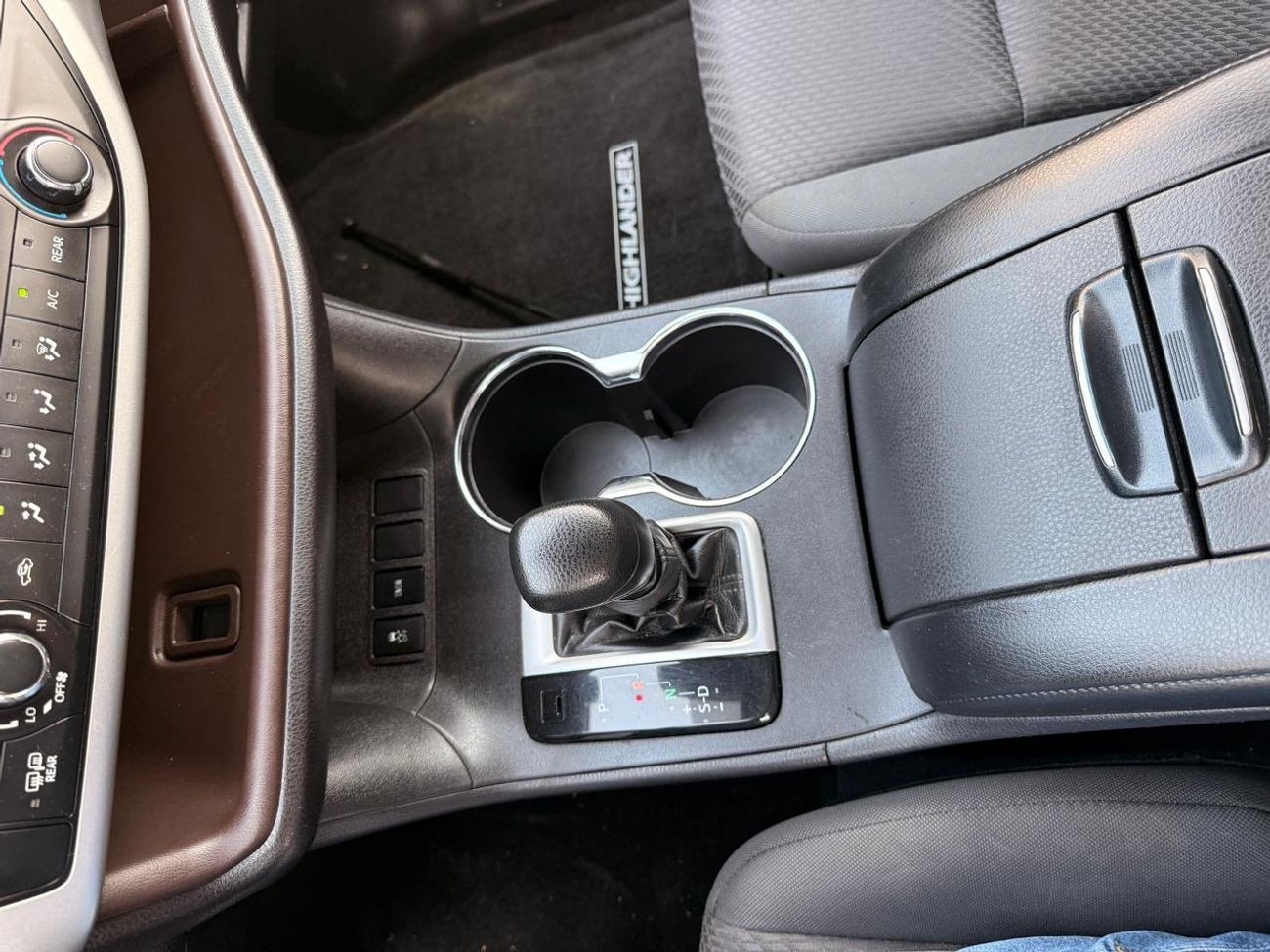 Toyota Highlander LE 3.5 L 2020 model