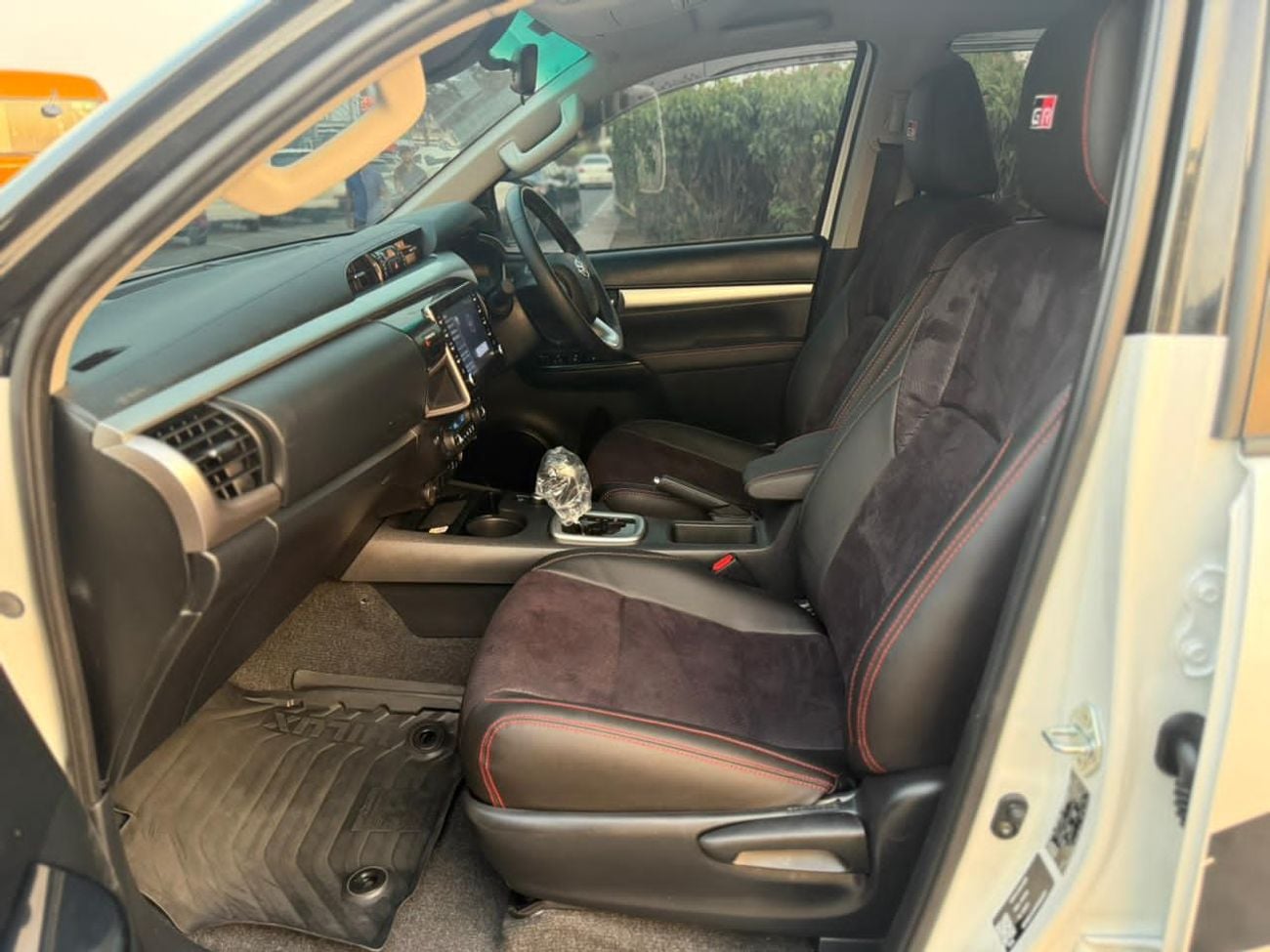 تويوتا هيلوكس TOYOTA HILUX PICK UP SR5 GR SEATS 2024 WHITE 4WD AT DIESEL = RIGHT HAND