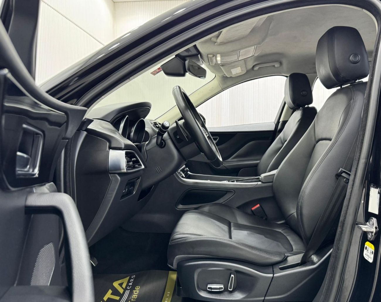 جاكوار F بيس 2019 Jaguar F-PACE 25t, 1 Year Warranty, Full Service History, GCC