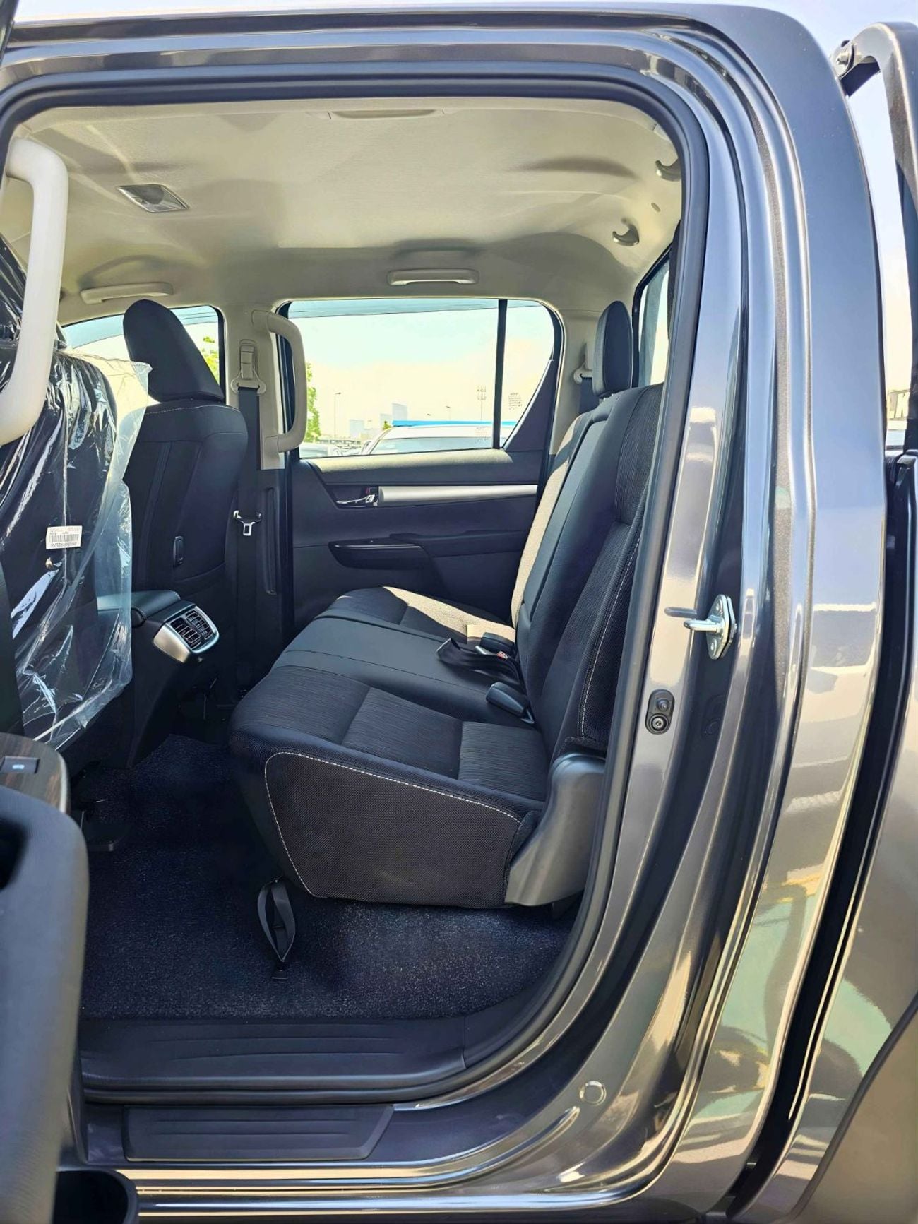 تويوتا هيلوكس SR5 TRD WOOD INTERIOR W VISOR / 4.0L PETROL V6 4WD / BLIND SPOT / DIFFLOCK / DVD+CAMERA (CODE # H6A)