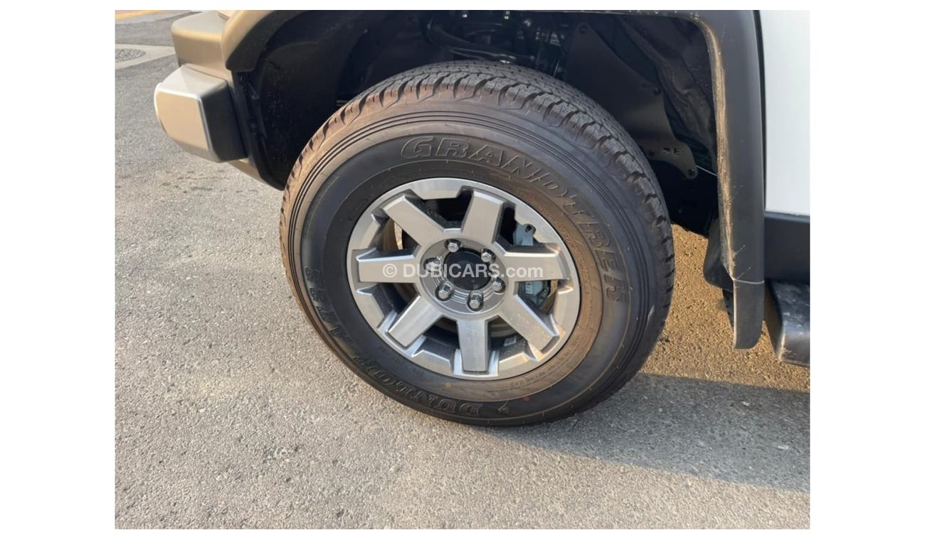 تويوتا إف جي كروزر تويوتا اف جي كروزر 4.0 لتر دفع رباعي مع نظام صوت جي بي ال موديل 2021 لون ابيض للتصدير فقط