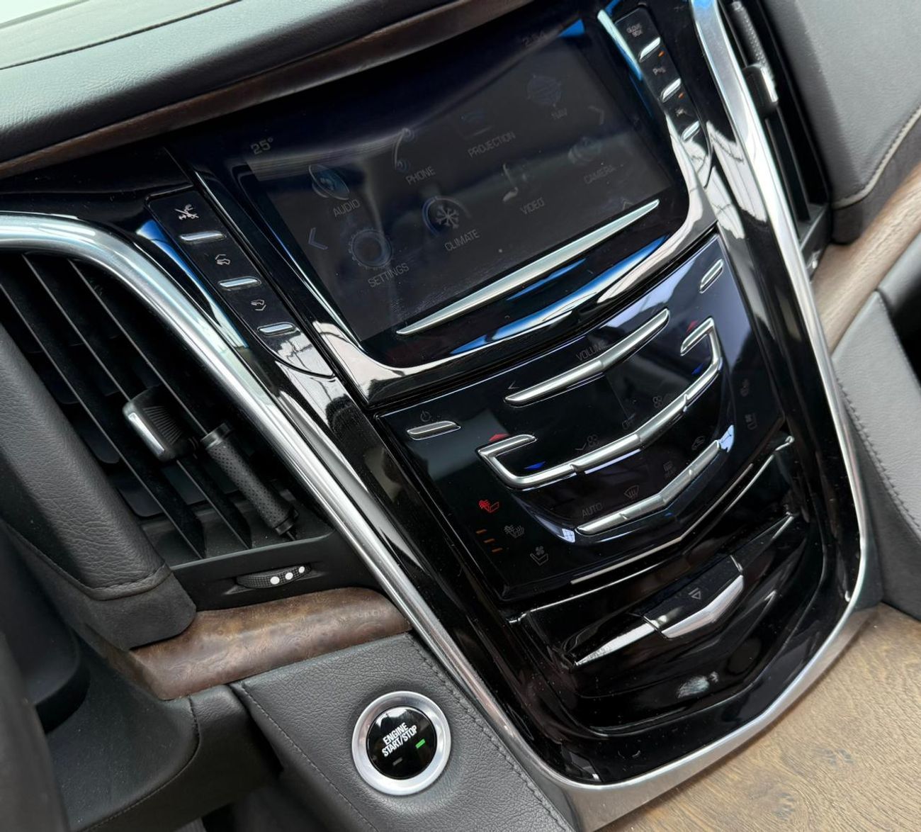 Cadillac Escalade 2016 Cadillac Escalade Premium Luxury, Full Service History, 8 Seater, Excellent Condition, GCC