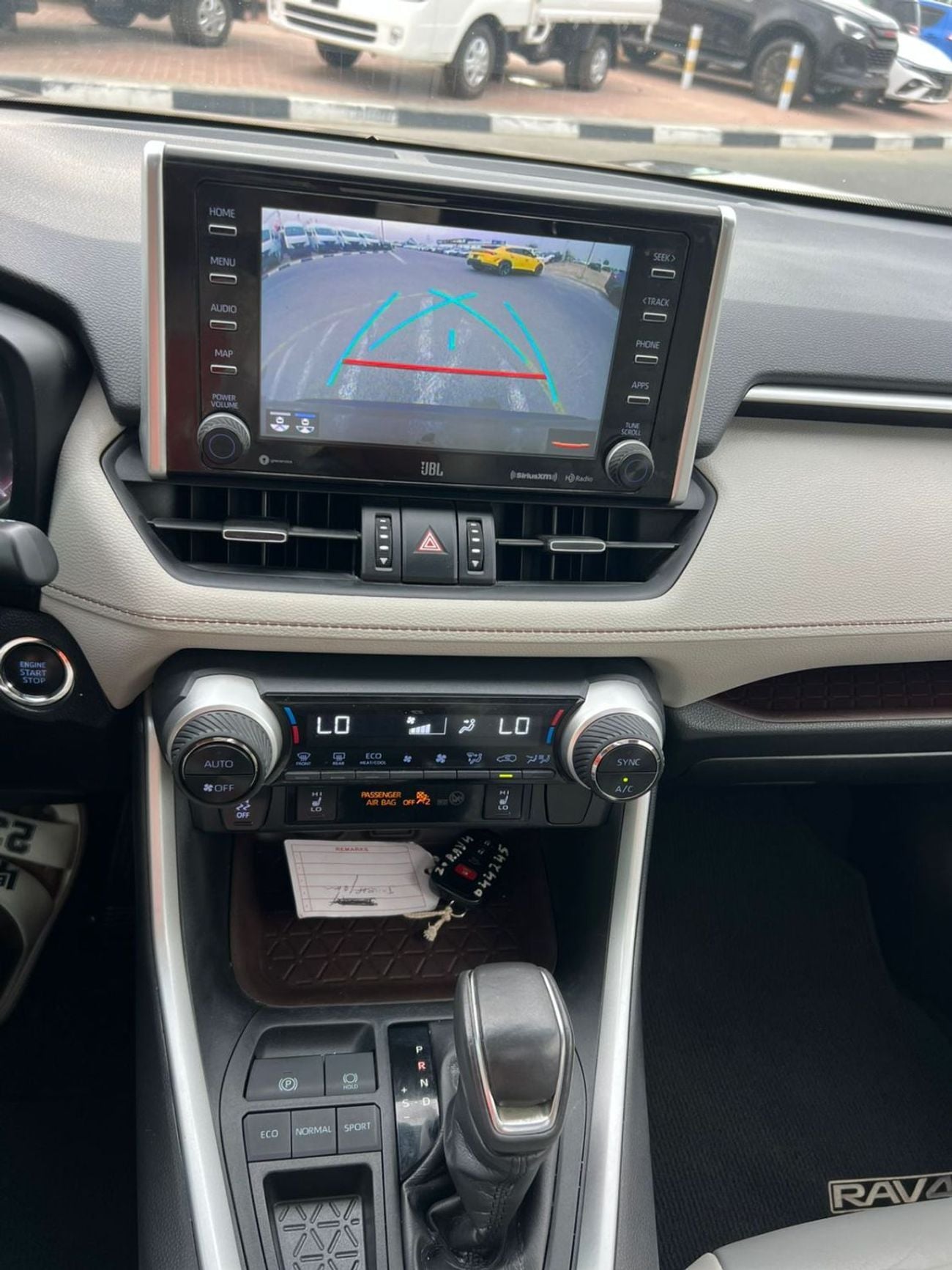 Toyota RAV4 XLE 2020 Toyota Rav4 2.5L V4 - Rear Camera & Sensor - Leather Seats