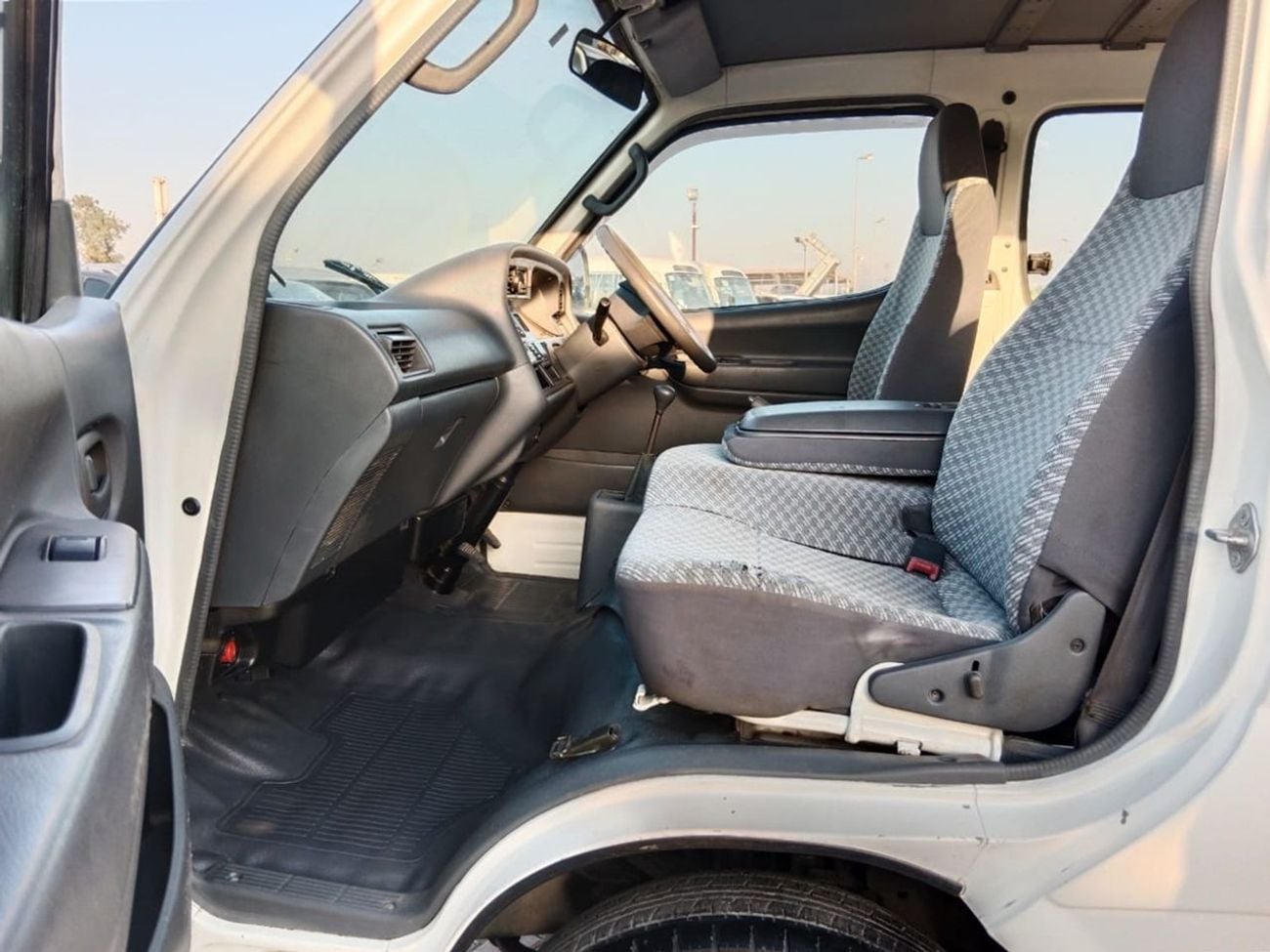 Toyota Hiace TOYOTA HIACE VAN RIGHT HAND DRIVE (PM1237)