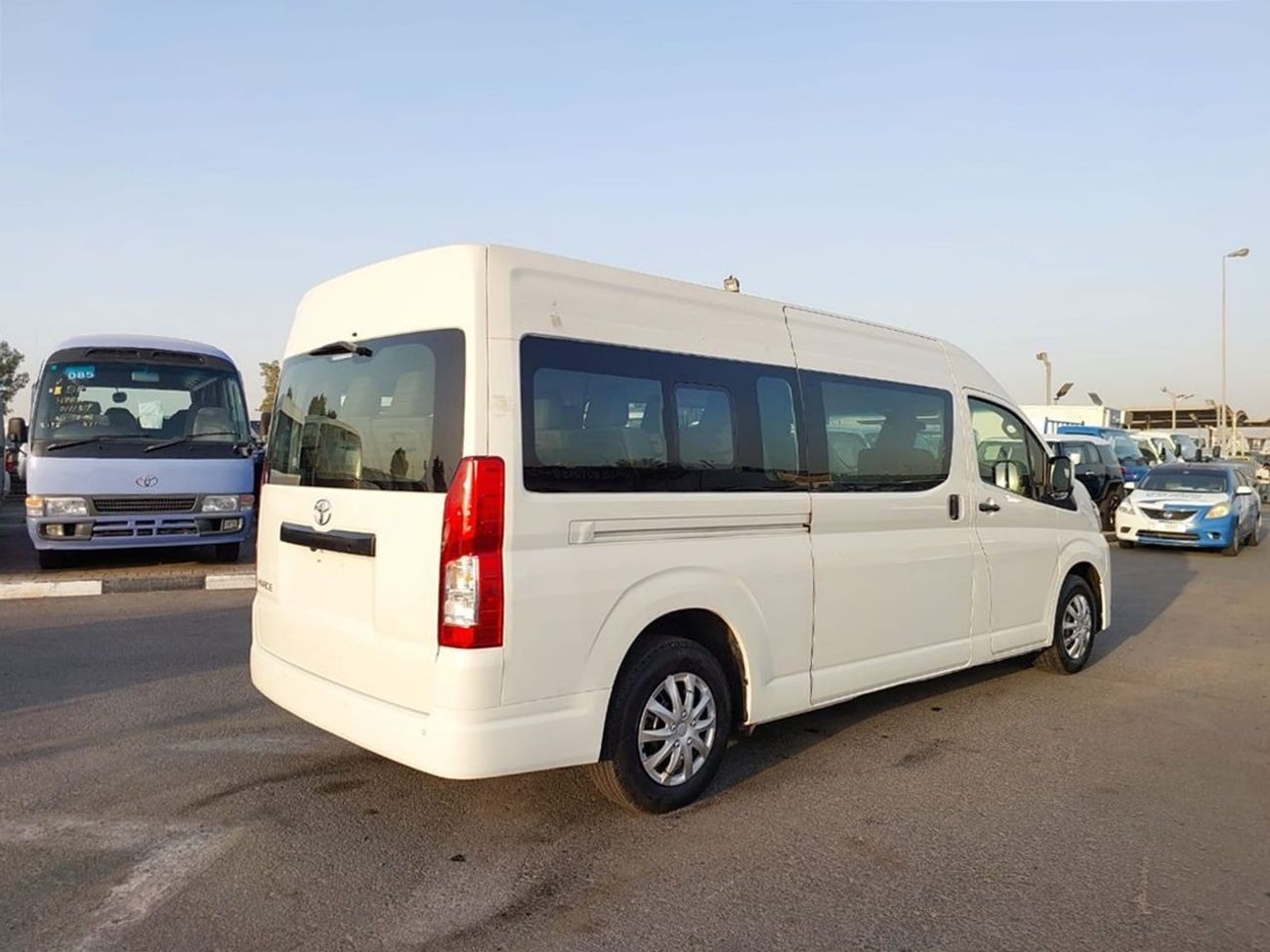 Toyota Hiace TOYOTA HIACE COMMUTER VAN RHD 2020 MODEL 2.8 L DIESEL AUTOMATIC(PM05350)