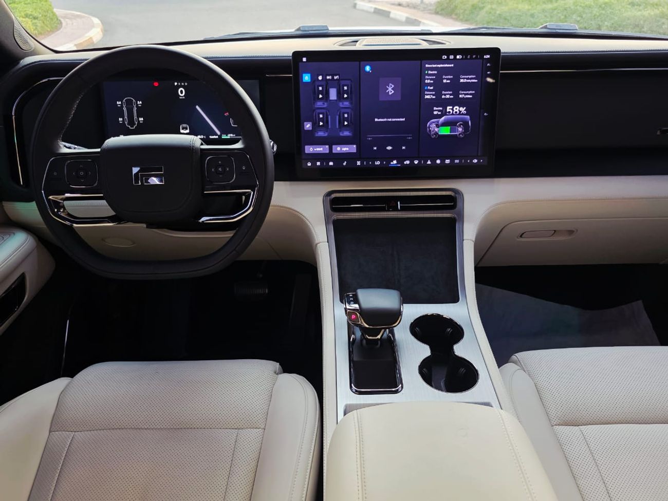 ROX 01 ROX 01 VIP GCC UNDER WARRANTY WITH SERVICE CONTRACT 1.5T 1500CC 18000 KELOMETER 6 SEATS HYBRID