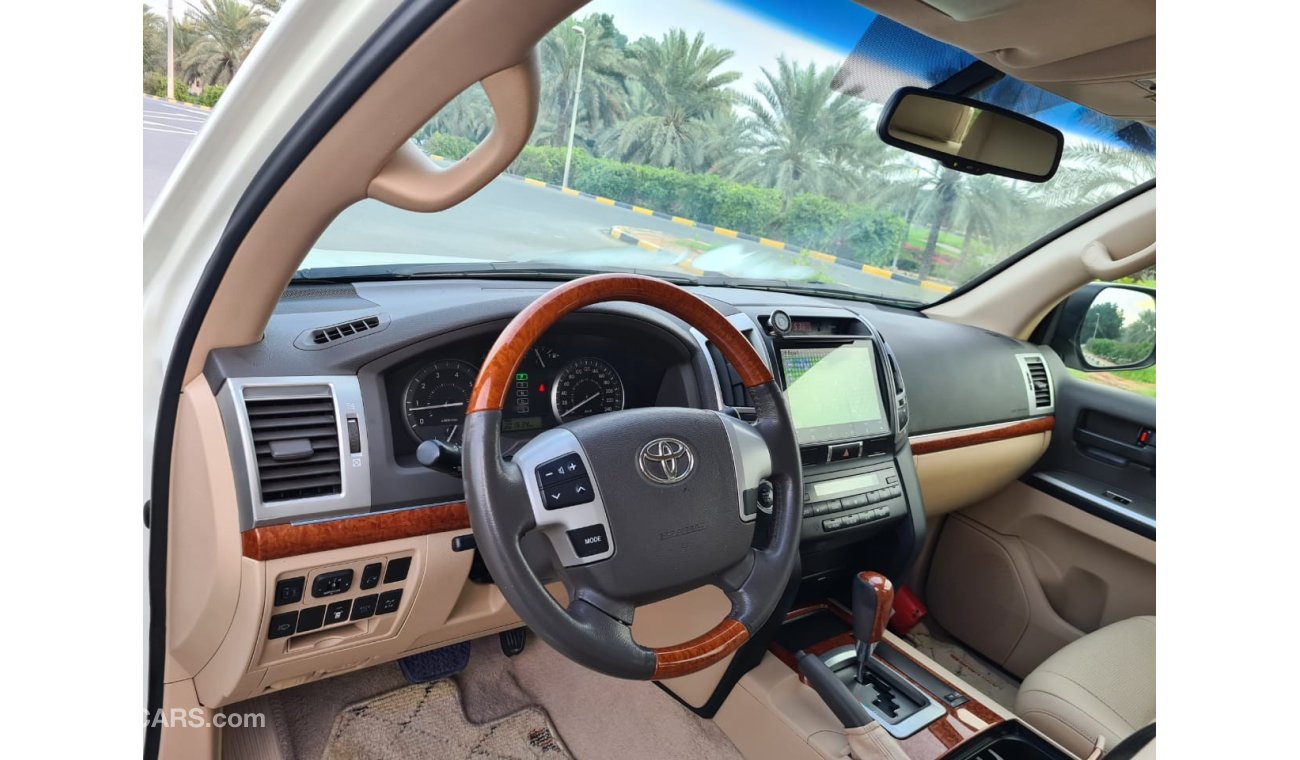 Toyota Land Cruiser Toyota Land Cruiser GXR 2015 GCC V8 full option in good condition