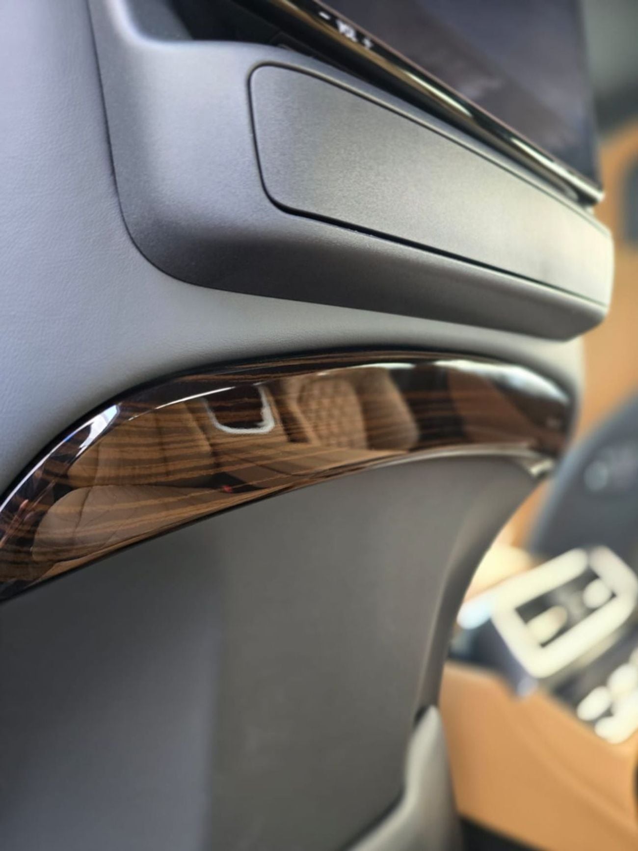 لكزس LX 600 3.5L SIGNATURE FULL OPTION WITH MBS AUTOBIPGRAPHY VIP MASSAGE SEAT