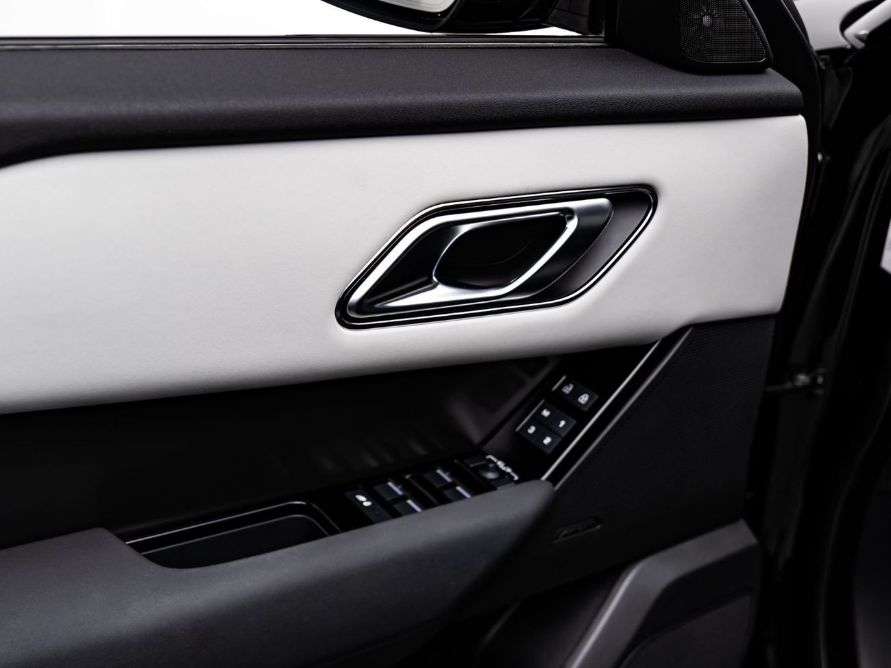 Land Rover Range Rover Velar P250 2.0L (246 HP) 2025 Range Rover Velar Dynamic SE P250, November 2029 Al Tayer Warranty + Service