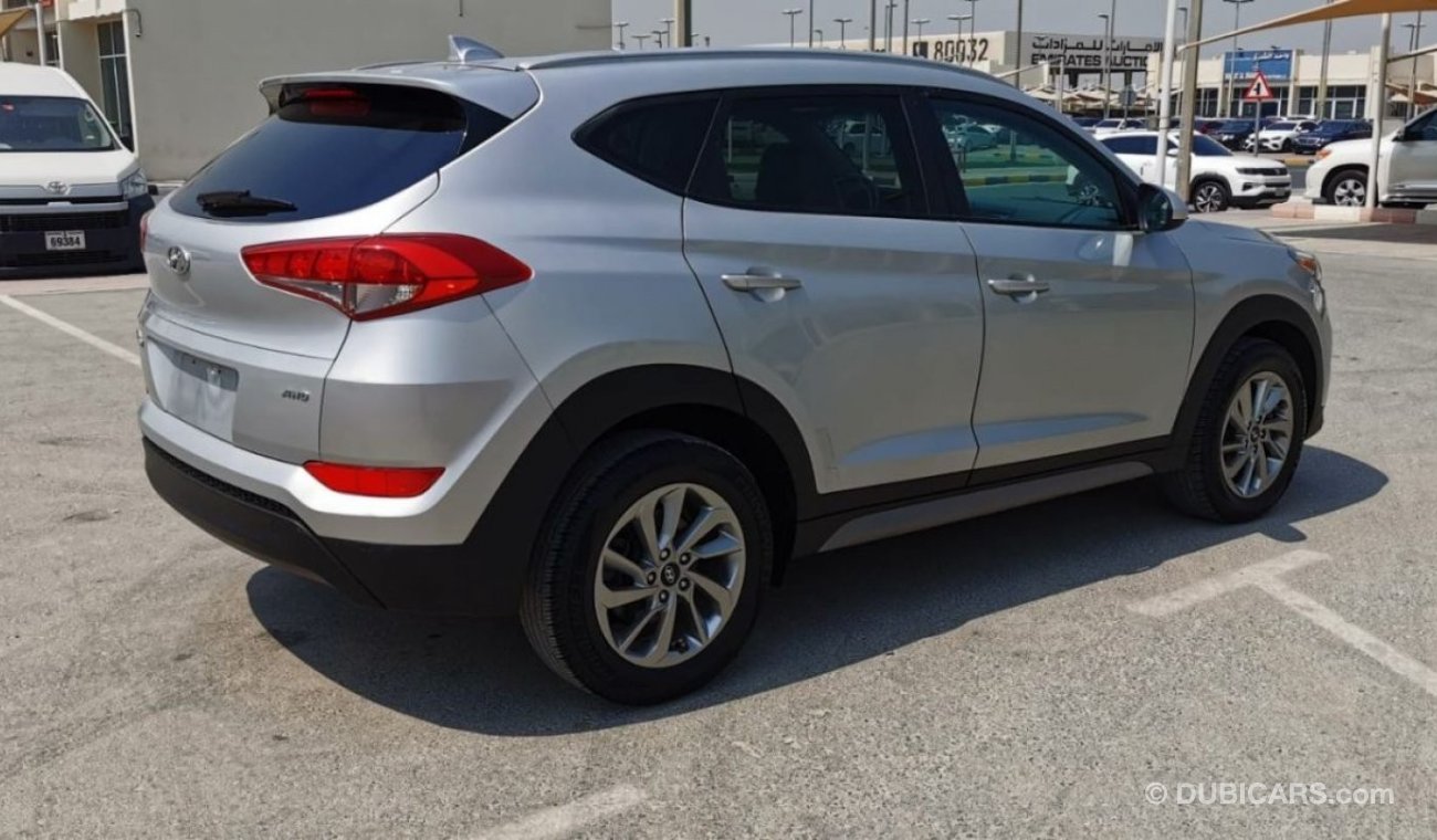 Hyundai Tucson SE - Very Clean Car