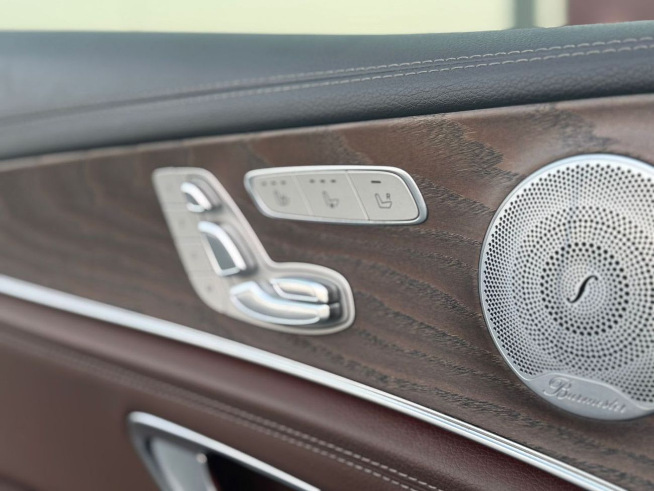 Mercedes-Benz E300 Premium 2.0L