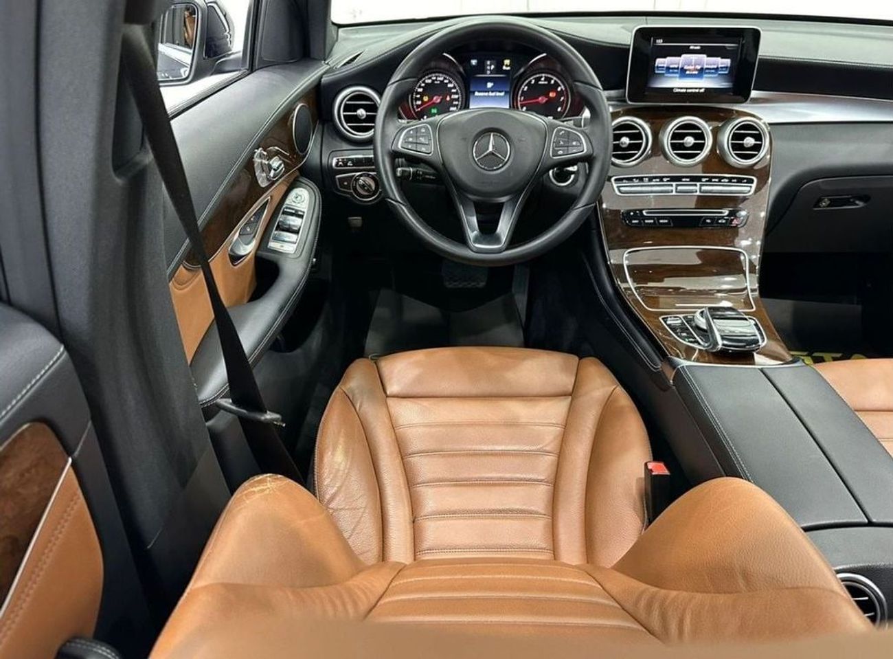 Mercedes-Benz GLC 250 4MATIC 2.0L 2017 Mercedes Benz GLC250 AMG 4MATIC, Full Mercedes Service History, Full Options, GCC