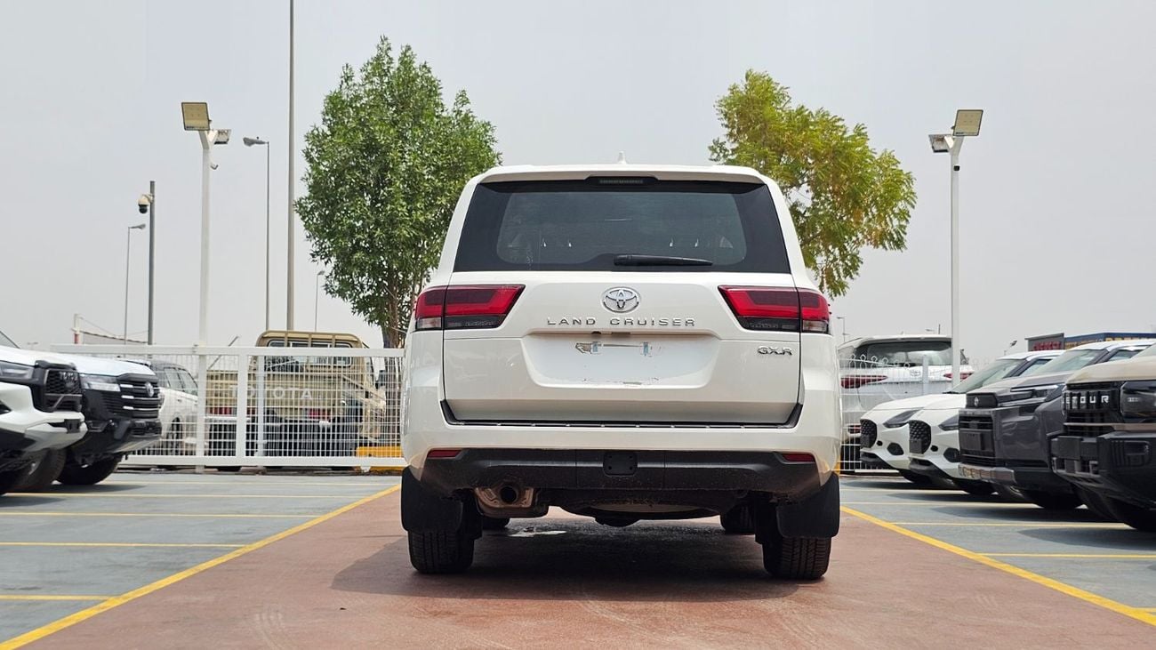 تويوتا لاند كروزر GXR WHITE-BLACK ELECTRIC DRIVER SEATS