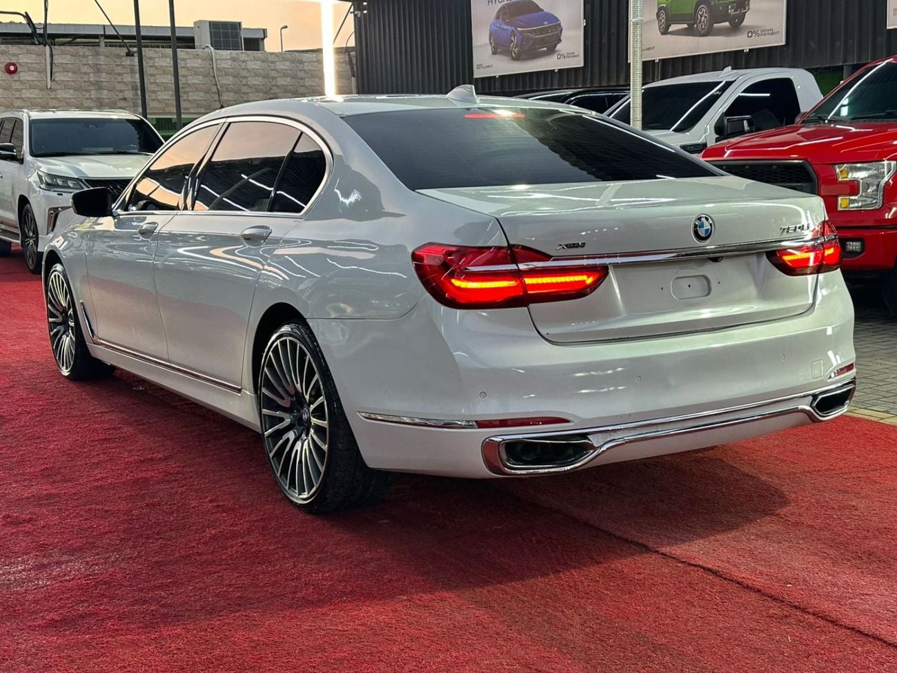 بي أم دبليو 750Li xDrive 4.4L (523 HP)
