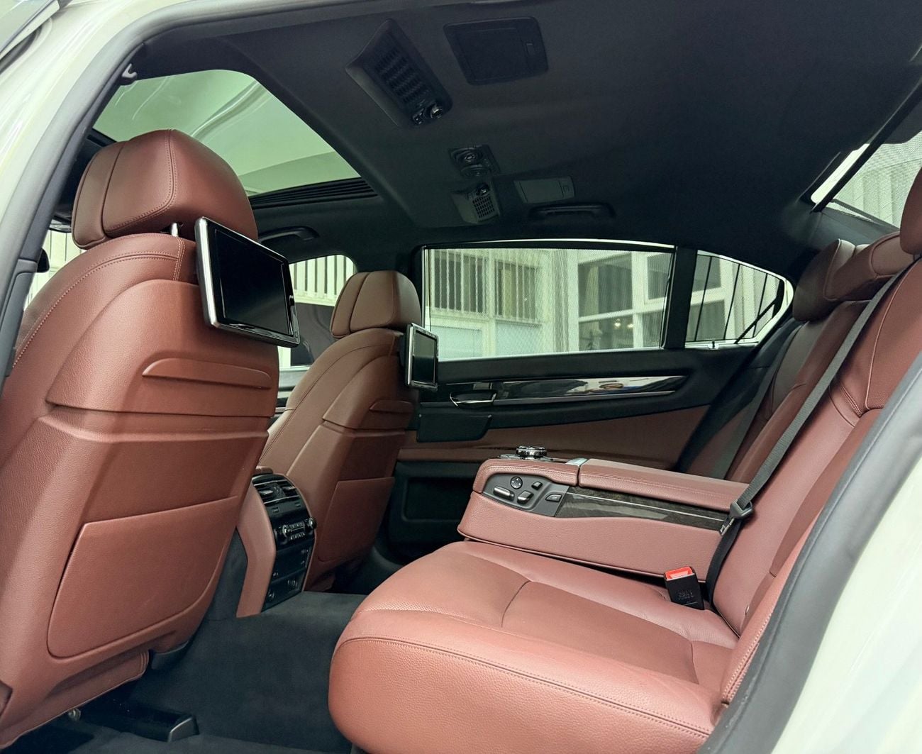 BMW 750Li Luxury 4.4L (443 HP)