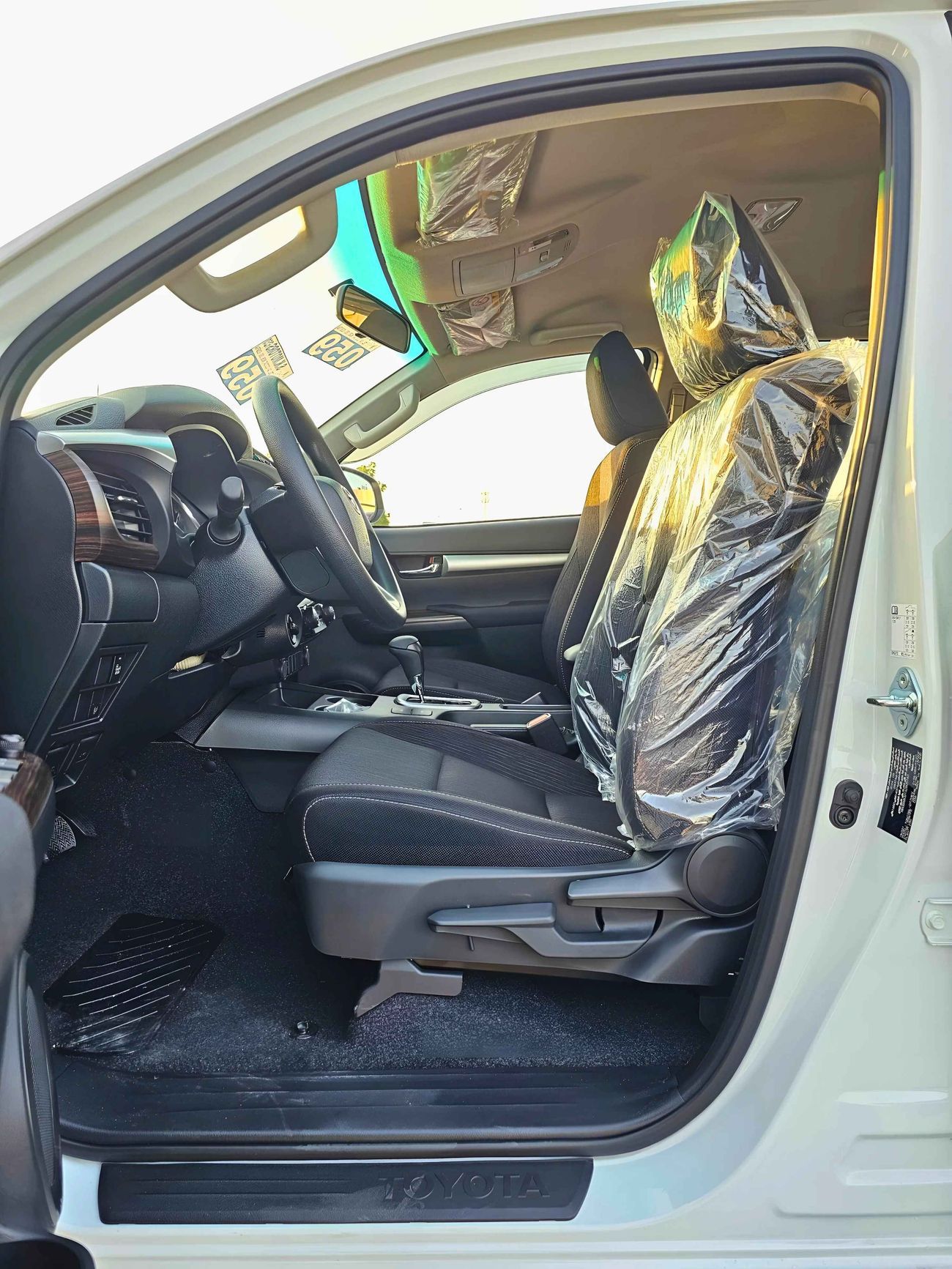 تويوتا هيلوكس SR5 | 2.7L V4 PETROL | A/T | PUSH START | WOODEN PANEL | 4WD (C0DE # 69008)