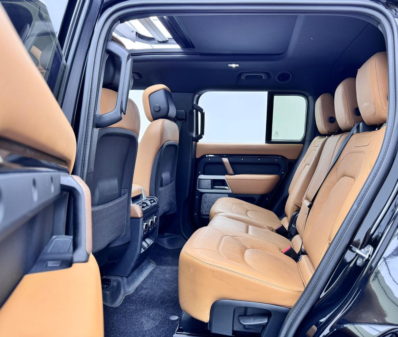 Land Rover Defender 2023 Land Rover Defender 130 P400 HSE, 2028 Land Rover Warranty and Service Contract,  GCC