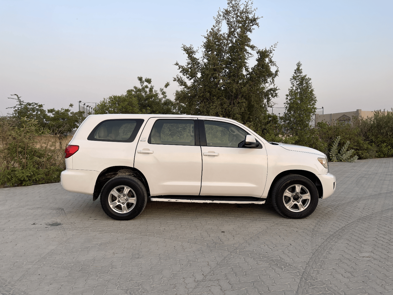 Toyota Sequoia Limited Toyota Sequoia   MODEL 2012  V8     L5,7   Excellent Condition (GCC  _ SPEC) - VERY GOOD CON